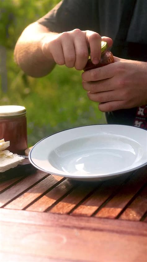 Медовик 🥞🍯 с вишни За блатове: 3 яйца 100г масло 150г мед 200г захар 2 ...
