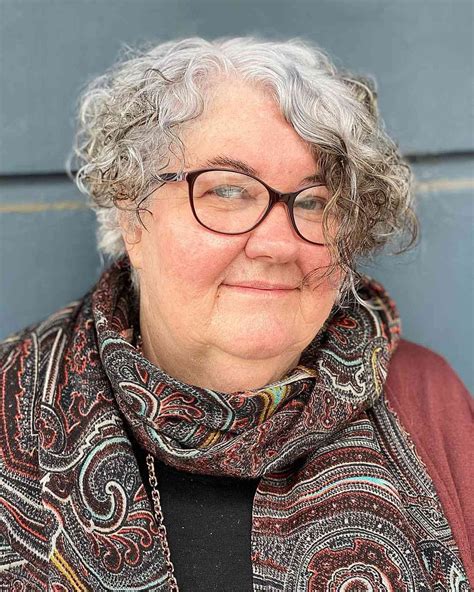 34 gorgeous short hairstyles for women in their 60s with grey hair