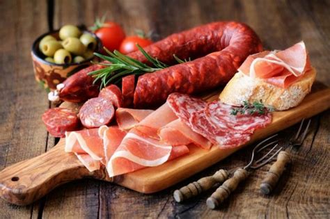 Красивая мясная нарезка на праздничный стол - фото идеи, оформление ...