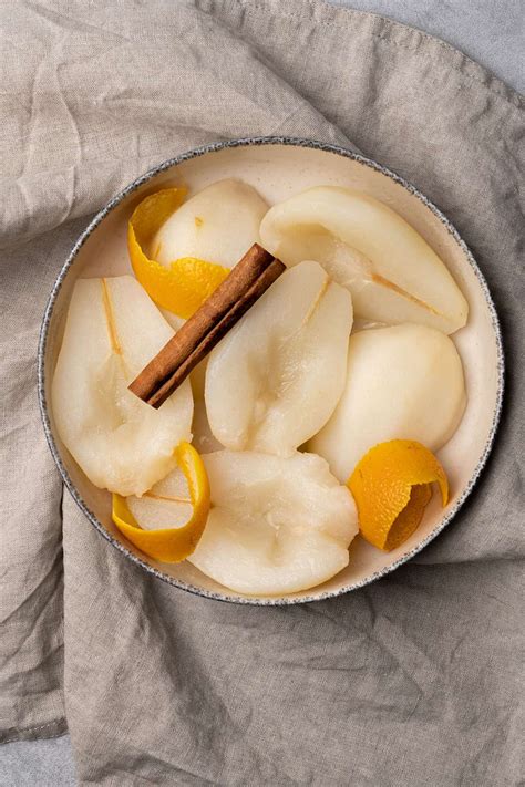 Poached Pears (VIDEO) - Spatula Desserts