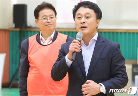 경북청년 대 난장판에서 인사말하는 김상철 구미부시장