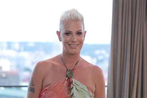 TIJANA DAPČEVIĆ BATALILA PEVANJE? Uzela motku u ruke i bacila se na ...