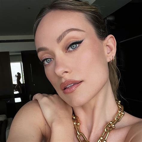 Fact: Makeup Stays Put With Setting Sprays and Powders | Who What Wear