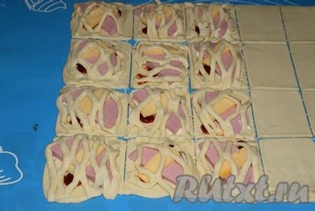 Слойки с колбасой и сыром из готового слоеного теста: 13 фото в рецепте