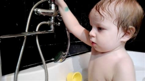 Помогаю маме - мою в ванне 🛀🚿🛁 - YouTube