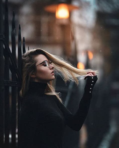 Portrait Photography Poses + FREE Checklists