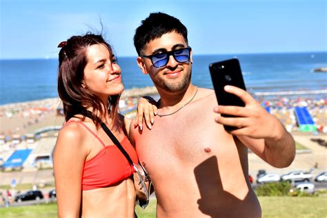 Los turistas disfrutan de la playa, las salidas nocturnas y los paseos