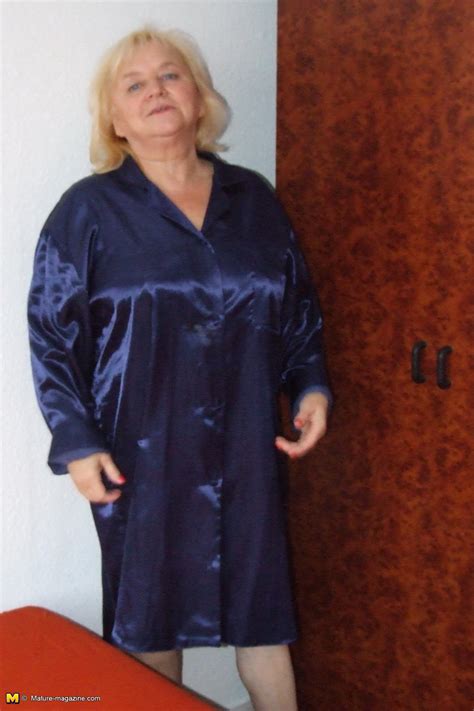 HARDCORE GRANNIES: This horny amateur mature slut loves to play