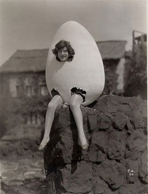 20 Funny Vintage Photos That Can't Be Explained About Women