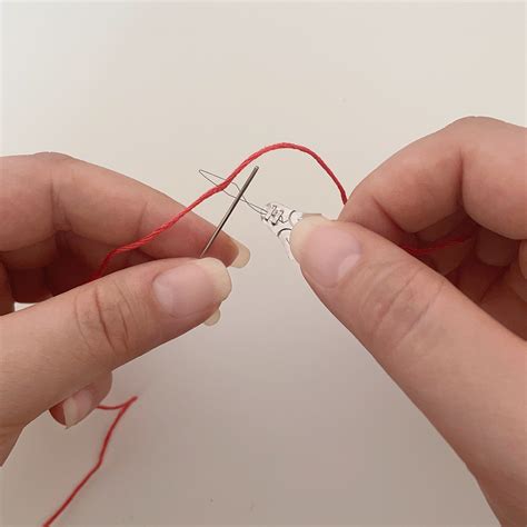 How to Thread a Needle for Embroidery - Makenstitch