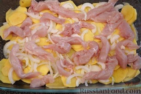 Рецепт: Картофель, запечённый с курицей и грибами в молочном соусе на ...