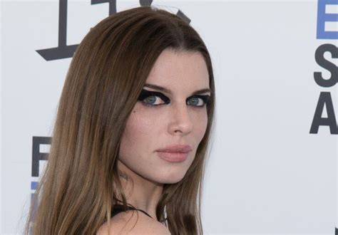 Джулия Фокс показала порезанную сумочку Birkin, которая пережила ...