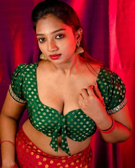 photos : கையில் பூவுடன் ரசிகர்களை உறைய வைத்த மாடல் அழகி சூரியபிரபா 