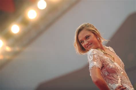 Maika Monroe on Awkward Sex Scenes & The Mechanics of Making A Horror ...