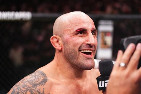 Islam Makhachev KNOCKS OUT Alexander Volkanovski with head kick to ...