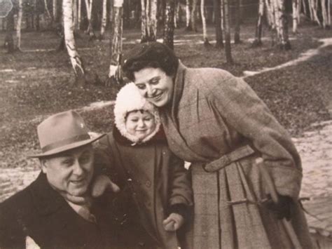 Энэ цаг үеийн оросын хамгийн эрэлттэй зохиолч Дарья Донцова, түүний ...