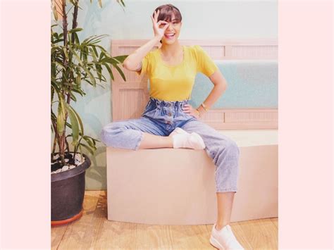 awkarin pamer tangan pria bikin warganet kepo tagar