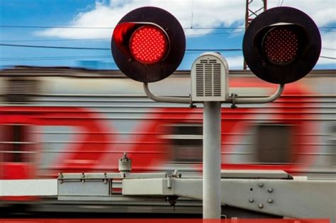ПДД и железнодорожный переезд: правила и штрафы