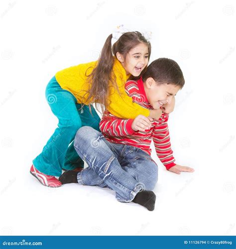 El Jugar Del Hermano Y De La Hermana Foto de archivo - Imagen de grande