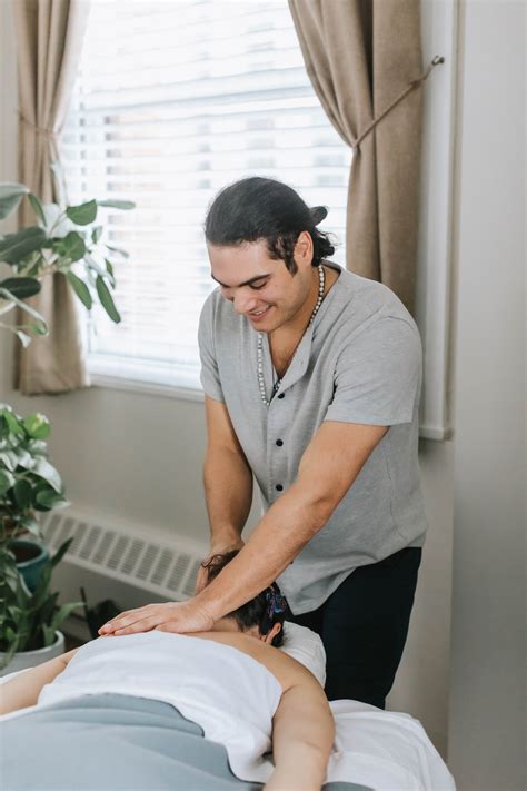 Sunlight Massage Vs. Traditional Massage: Which One Reigns Supreme? Image 1