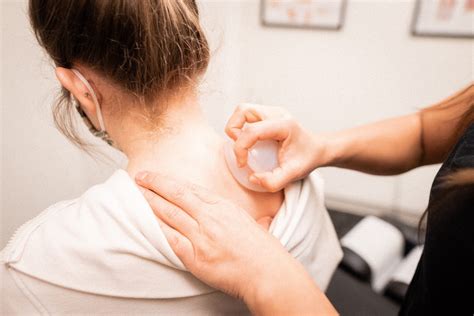 How does a Chiropractor Treat Neck Pain? - Vida Integrated Health