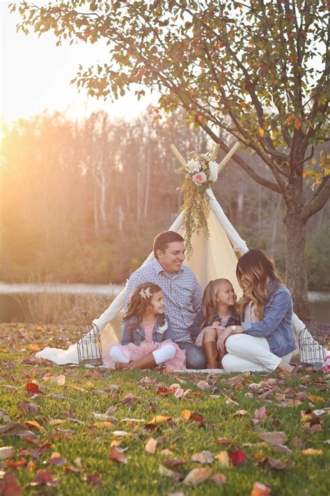 35 Cute Family Photo Ideas (2022)