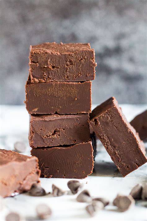 Easy Chocolate Fudge - Incredibly easy and deliciously creamy chocolate ...