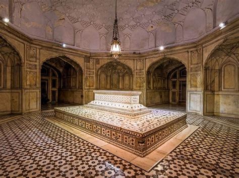 top  stunning facts   tomb  jahangir