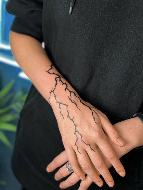 Татуировка молнии на руке | Tatuagem, Tatuagem de raio, Tatuagem na mão