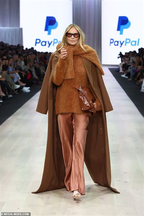 Elle Macpherson, 59, makes stunning return to catwalk for the first ...