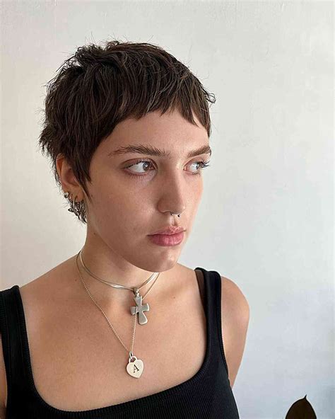 17 Iconic 90s Pixie Cut Hairstyles for a Retro Look 17