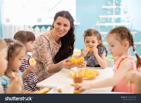 Children Carer Together Eat Fruit Snack库存照片1290227833 | Shutterstock