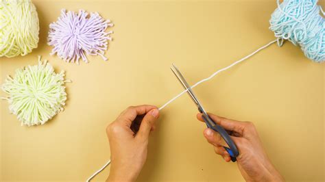 3 Ways to Make a Yarn Pompom - wikiHow