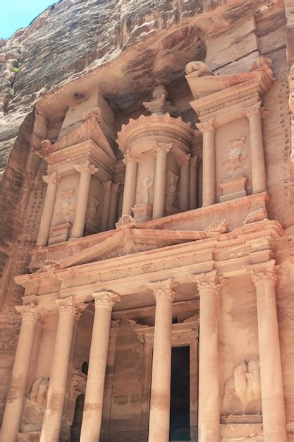 Premium Photo | Al khazneh in petra jordan