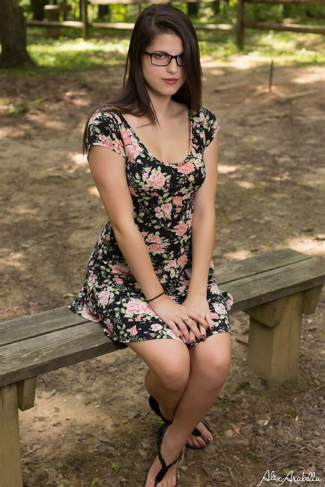 Обои Alex Arabella, одеваться, очки, шлепки, брюнетка на рабочий стол