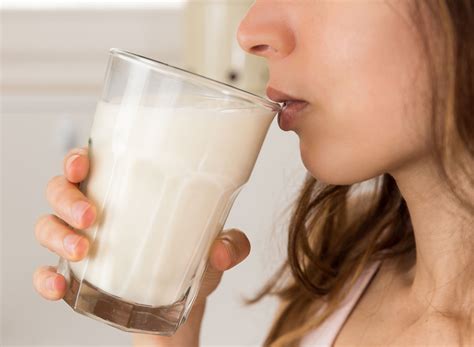 Is Oat Milk Good For You? 8 Effects of Drinking It