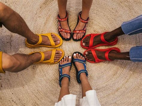 cocok  kasual hingga semi formal   rekomendasi sandal desain