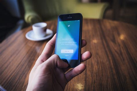 Fotos gratis : Smartphone, mano, pantalla, hombre, tecnología, color ...