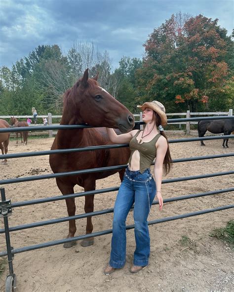 Sude IsIk | Bu atlar iki öpücüğe kanar olmuş hemen kaptım pozları