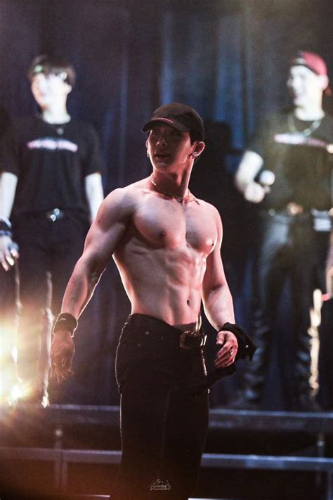 OMG, Damn! Wonho works out his arms in ass-tight leggings - OMG.BLOG