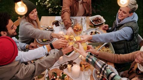 5 Obrolan Sederhana Bila Makan Bersama Teman-Teman, Hindari Isu Sensitif!