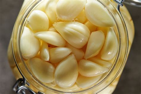 Discover the health benefits of pickled garlic