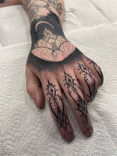 Pin di タブレット 143 su пигмент | Tatuaggi mani, Idee per tatuaggi, Tatuaggi