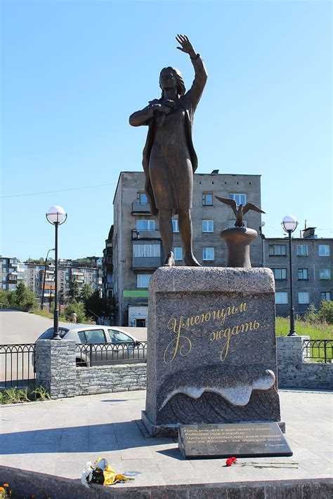 Памятник "Ждущая", Люди, Памятники, Мурманск