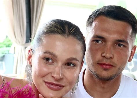 Дружина гравця Динамо послала на*** користувача, що критикував її ...