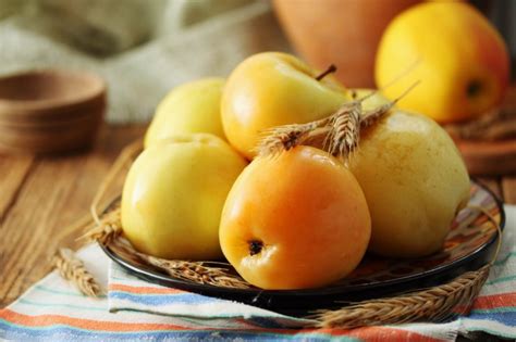 Швидка закуска до столу: як приготувати мариновані яблука. Читайте на ...