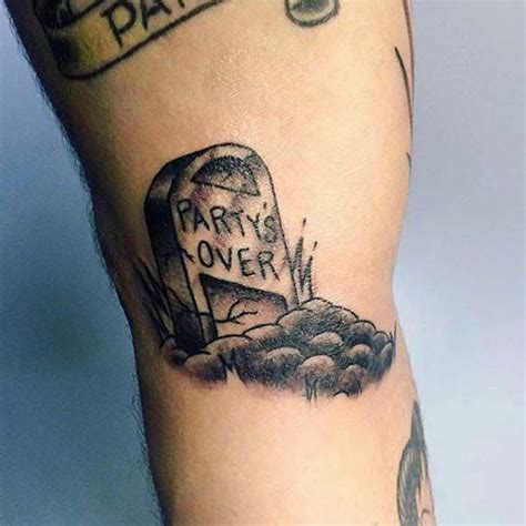50 Grabstein Tattoos für Männer – Memorial Stone Designs - Mann Stil