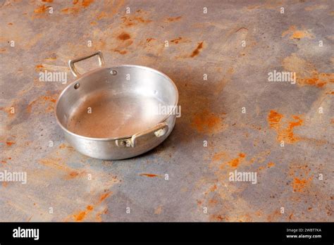 Shiny aluminum saucepan, ideal for stylish cooking. Elevate your ...