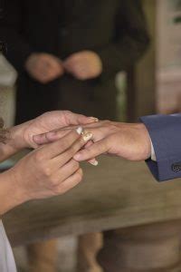 O Que Significa Prestigiando - Casal prestigiando pós casamento felizes e sorridente [download] - Designi