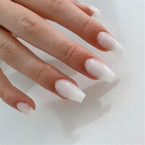 Unghie bianco latte, alcune nail art alla moda da cui prendere spunto